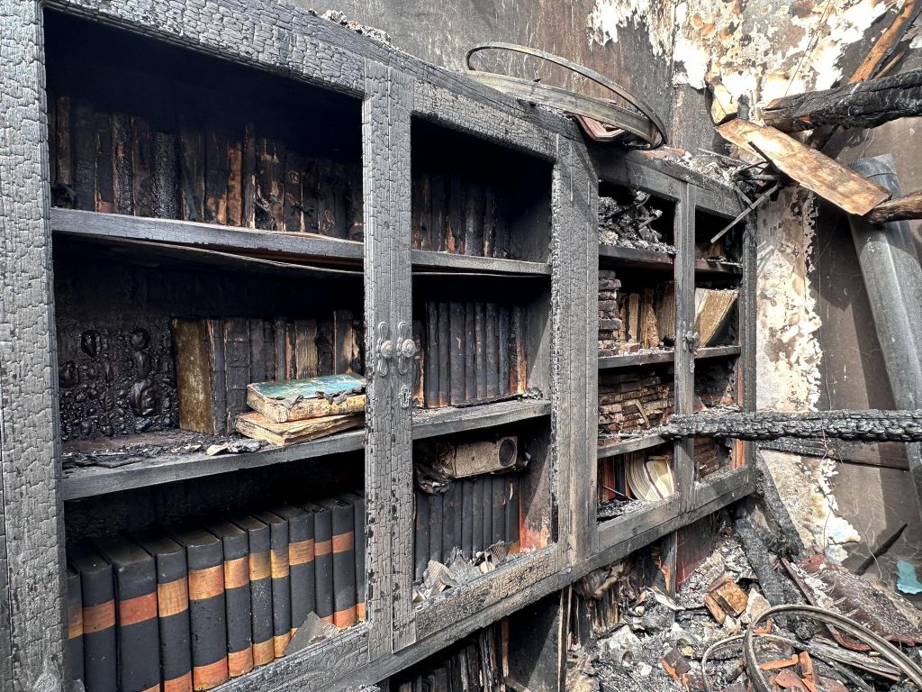 Κάηκε ολοσχερώς το Πνευματικό Κέντρο Καλλονής στη Μυτιλήνη &#8211; Στάχτη 6,5 χιλιάδες τόμοι σπανίων βιβλίων