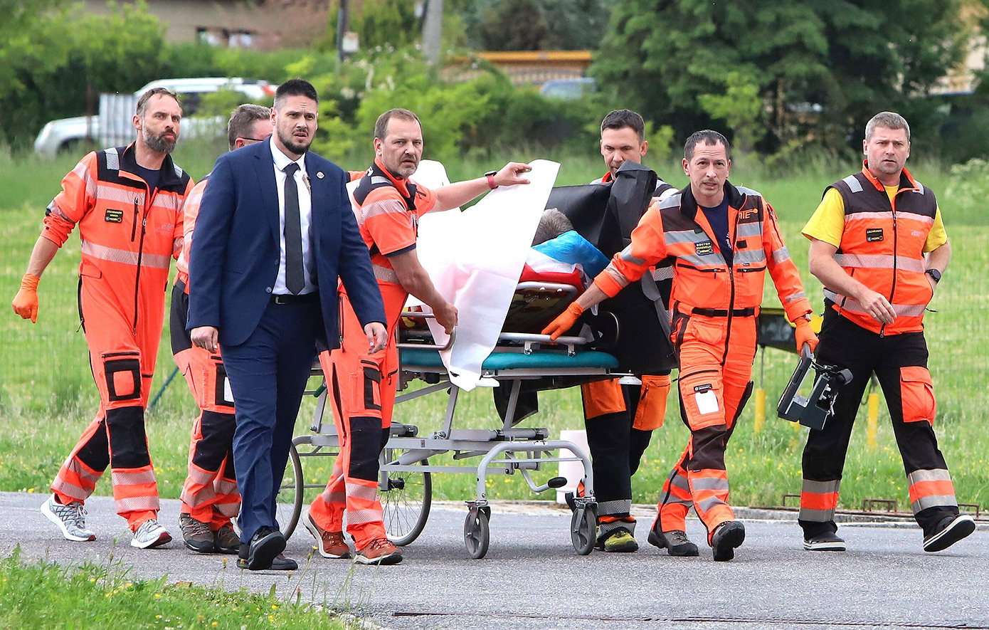 Πώς έγινε η επίθεση κατά του πρωθυπουργού της Σλοβακίας &#8211; Πυροβολήθηκε «από πολύ κοντά», «η μία σφαίρα πέρασε μέσα από το στομάχι»
