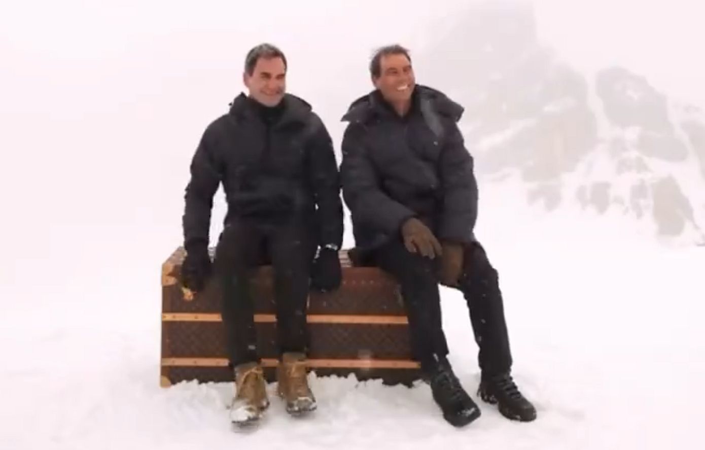 Ρότζερ Φέντερερ και Ραφαέλ Ναδάλ φωτογραφήθηκαν πάνω στο μπαούλο στις χιονισμένες Άλπεις για τη Louis Vuitton