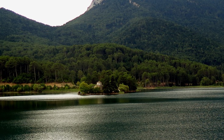 Η τεχνητή λίμνη ανάμεσα σε δύο βουνά