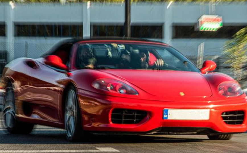 Γιορτάζει; Χαρίστε του μια εμπειρία Οδήγησης αυθεντικής Ferrari από 68€!