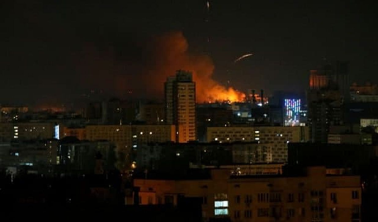 Πόλεμος στην Ουκρανία: Σε εξέλιξη επιθέσεις σε Κίεβο και Χάρκοβο &#8211; Εκτός Swift οι ρωσικές τράπεζες
