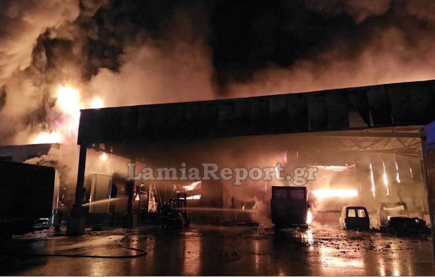 Καταστράφηκε ολοσχερώς από πυρκαγιά το εργοστάσιο που εμπλέκεται στην υπόθεση μαζικής τροφικής δηλητηρίασης μαθητών στη Λαμία