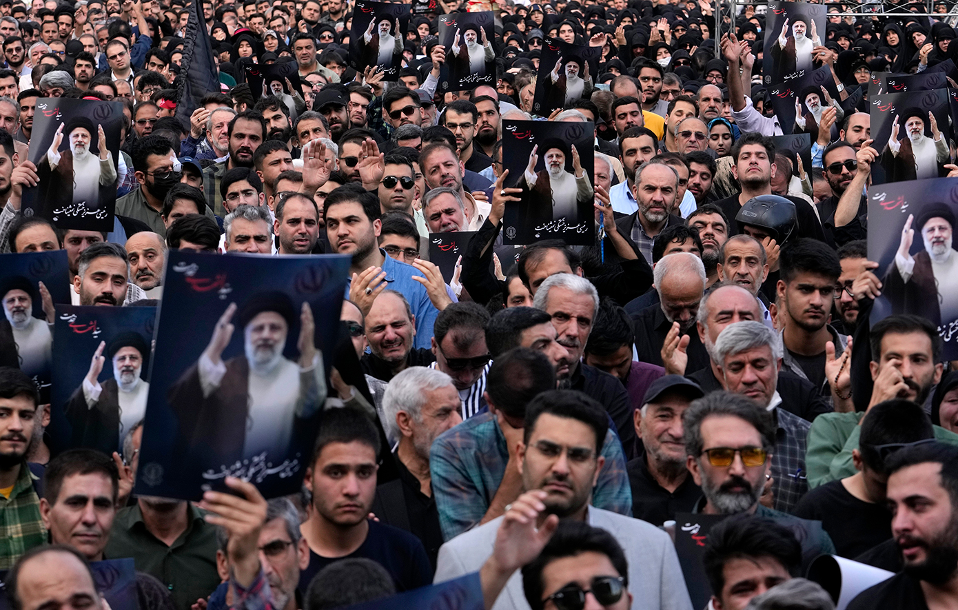 Λαοθάλασσες στο Ιράν για τον θάνατο του Εμπραχίμ Ραϊσί – Την Τρίτη ξεκινά η κηδεία του