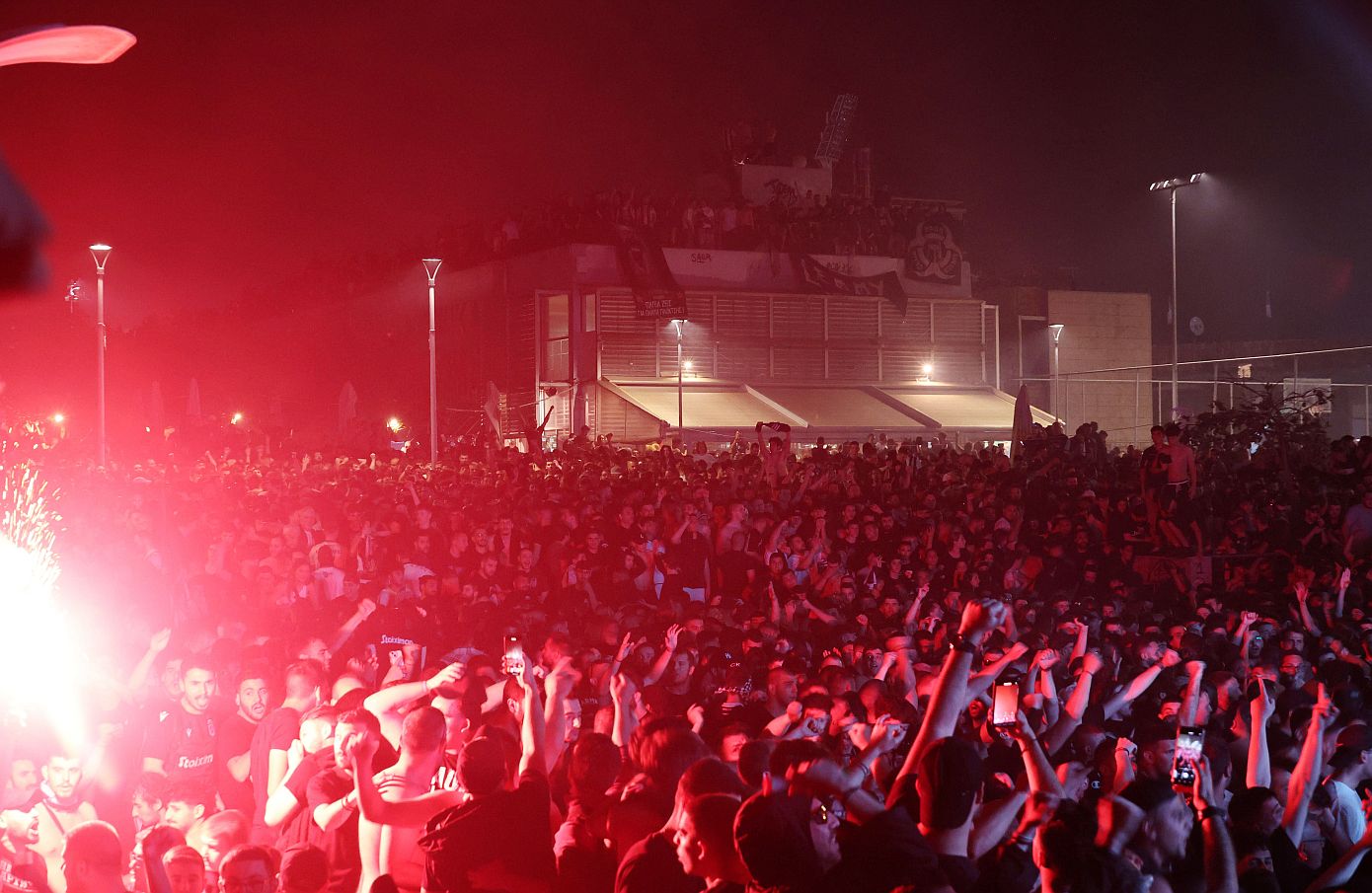 Φρενίτιδα στην Τούμπα για την κατάκτηση του πρωταθλήματος από τον ΠΑΟΚ &#8211; Χιλιάδες οπαδοί του Δικεφάλου πανηγυρίζουν