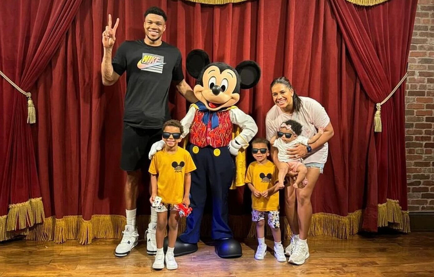 Ο Γιάννης Αντετοκούνμπο επισκέφτηκε τη Disney World στο Ορλάντο με την σύντροφό του και τα τρία παιδιά τους