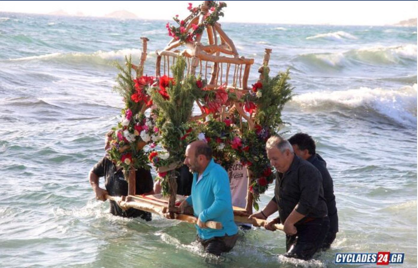Νάξος: Πλήθος πιστών στην ξεχωριστή περιφορά του Επιταφίου μέσα στη θάλασσα