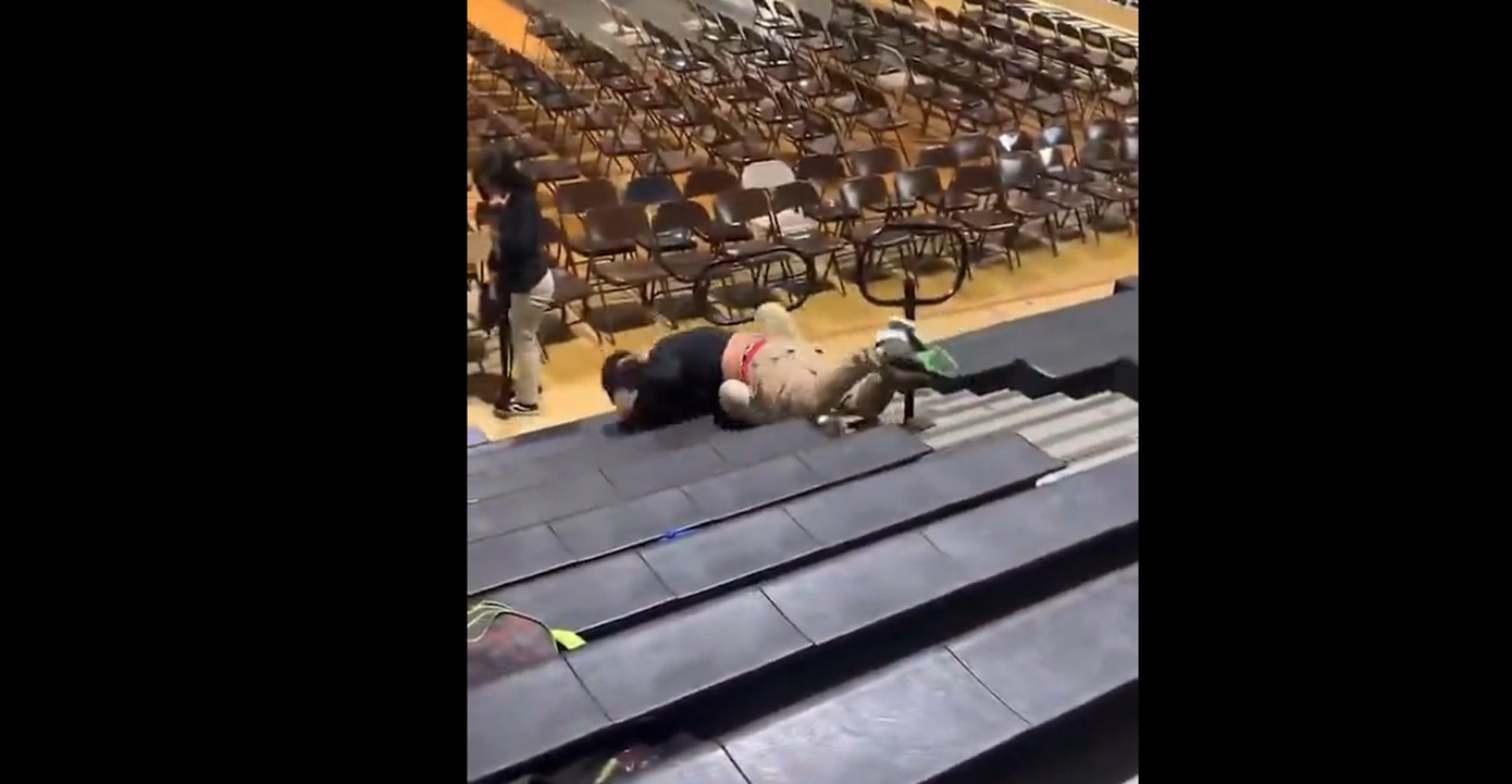 Άγριος καυγάς ανάμεσα σε μαθητές λυκείου στο γυμναστήριο – Εκτοξεύθηκαν από τις σκάλες