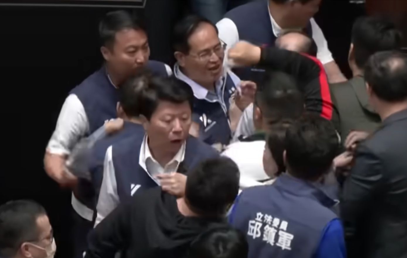 Απίστευτες σκηνές στη βουλή της Ταϊβάν: Βουλευτές έπαιξαν ξύλο