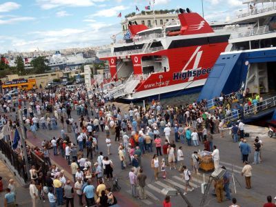 Σε ετοιμότητα οι αρχές στο λιμάνι του Πειραια