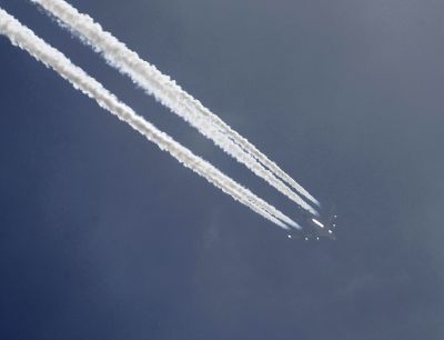 Μπλοκάρουν την ακτινοβολία οι άσπρες ουρές των αεροπλάνων