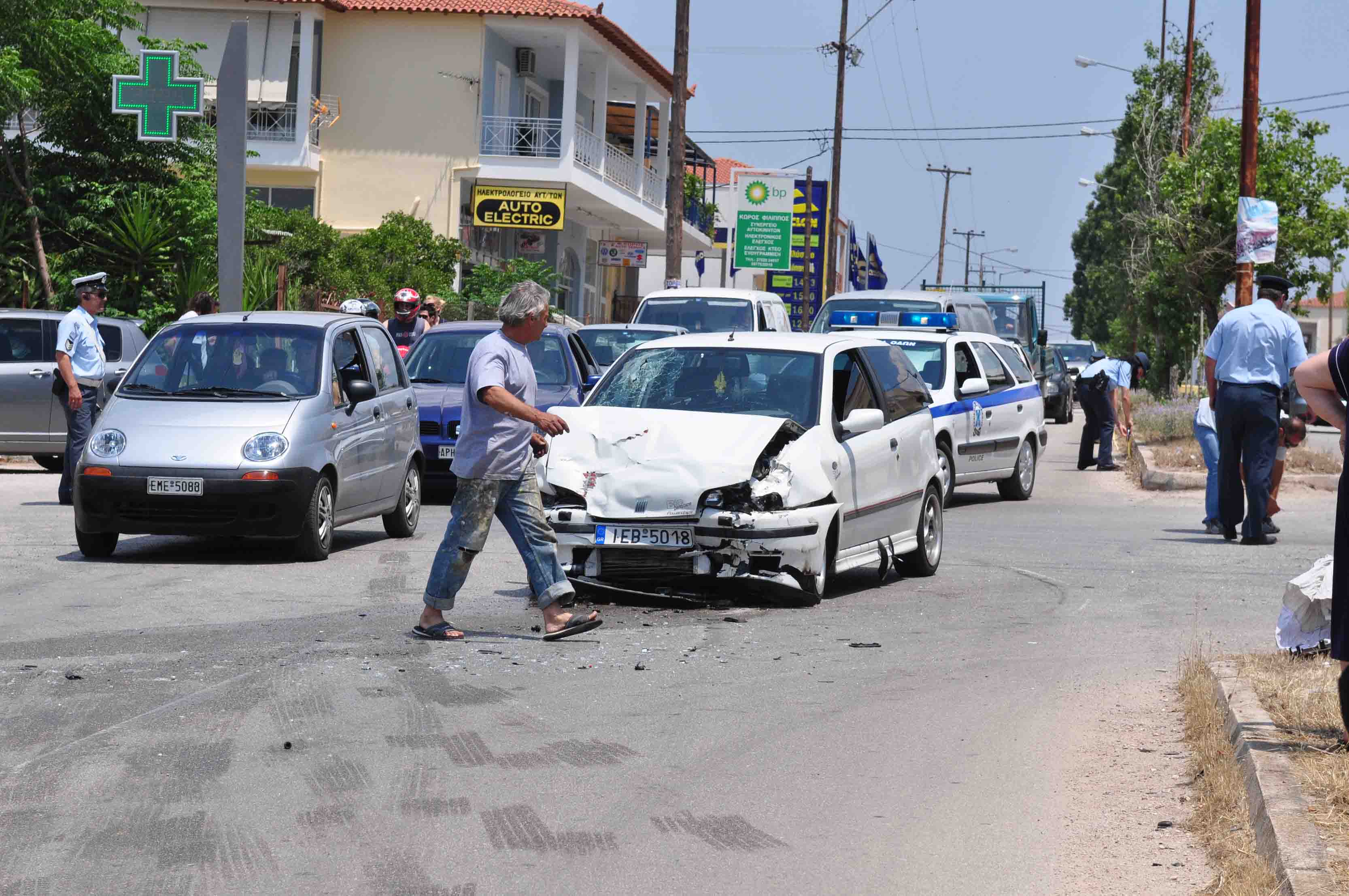 Πήρε σβάρνα ΙΧ έξω από Αστυνομική Διεύθυνση