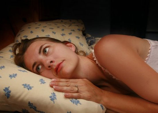 Αν έχετε αϋπνίες, σηκωθείτε από το κρεβάτι