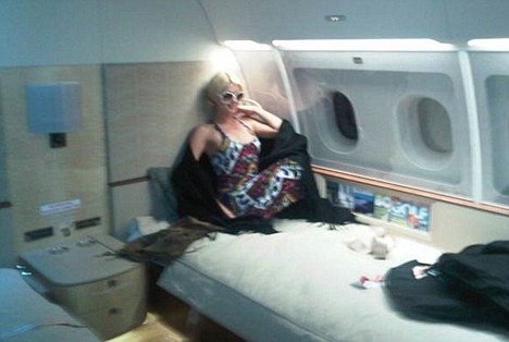 H Paris Hilton στο ιδιωτικό της τζετ