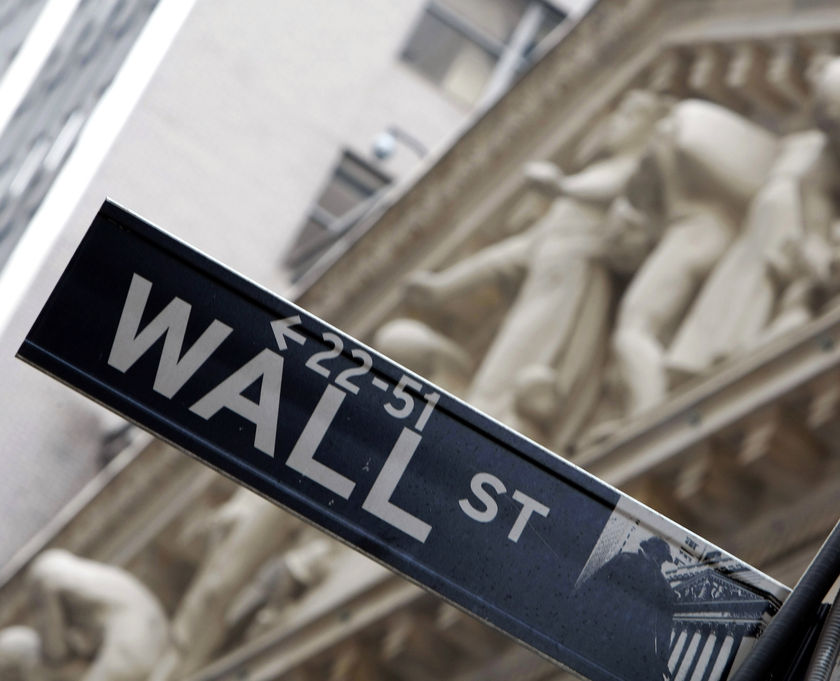 Συγκρατημένα κέρδη στη Wall Street