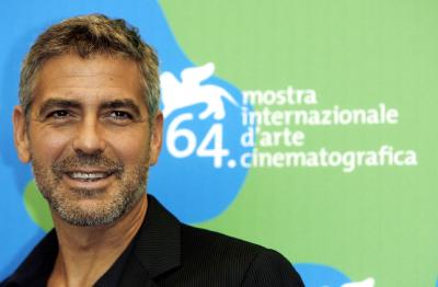 Ο George Clooney συγχαίρει το «σέξι άντρα της χρονιάς»