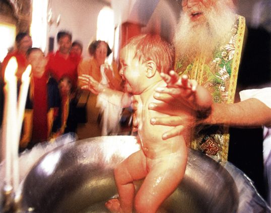 Ιερέας έπνιξε μωρό στη βάπτιση