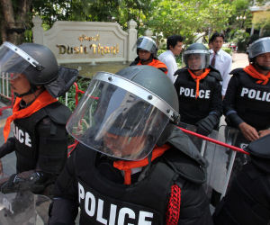 Τρεις αστυνομικοί τραυματίες στην Μπανγκόκ