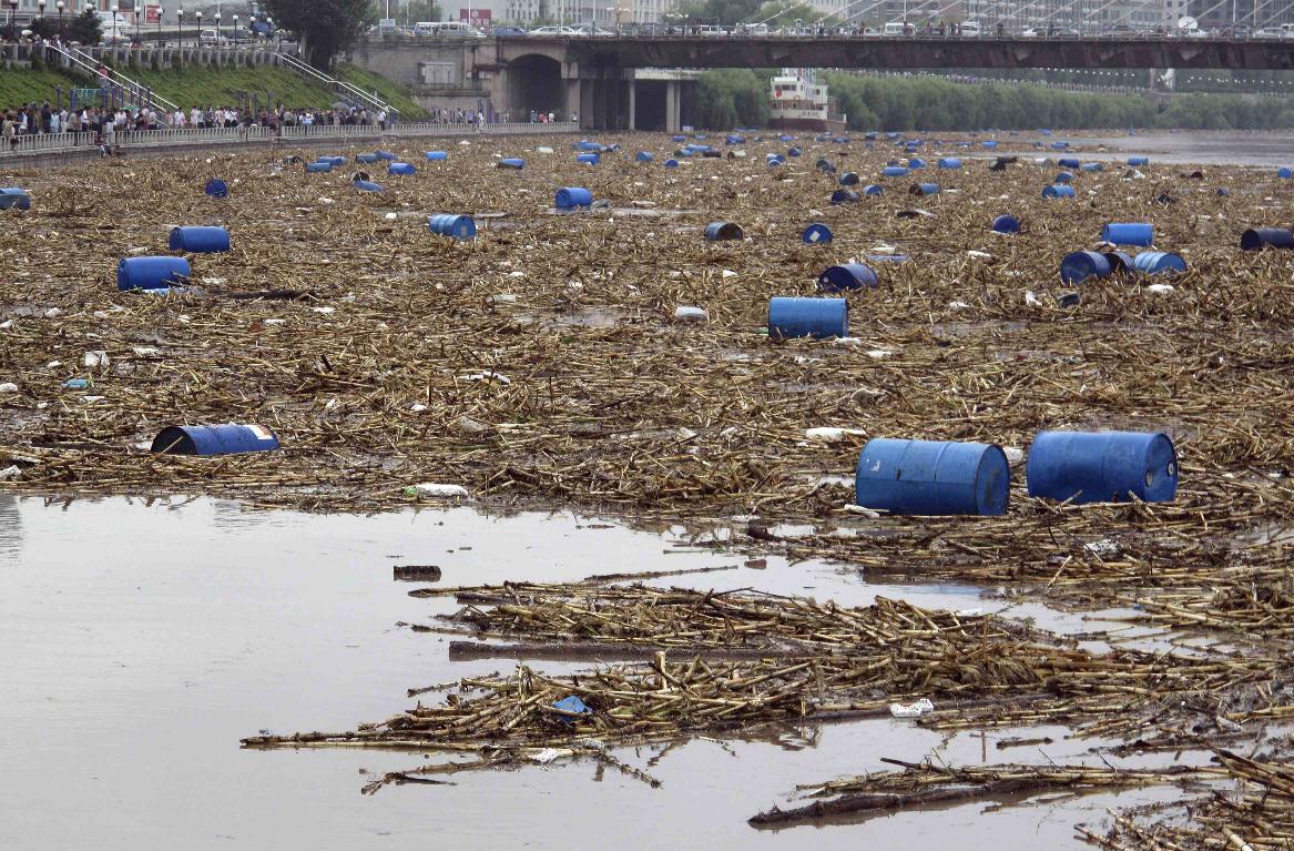 Πλημμύρα «σκόρπισε» βαρέλια με χημικά σε ποτάμι