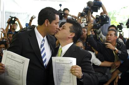 Αναστέλλονται οι γάμοι ομοφυλόφιλων στην Καλιφόρνια
