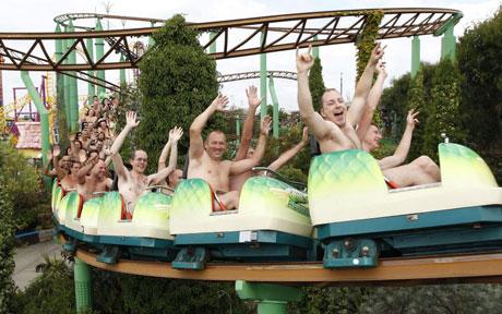 102 γυμνοί σε ένα roller coaster