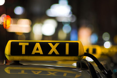 Άγνωστοι ρήμαξαν τα ταξί στη Λαμία