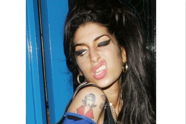Σα να τα έτσουξε λιγάκι η Amy Winehouse