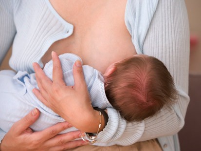 Ο θηλασμός προστατεύει τη μαμά από έμφραγμα ή εγκεφαλικό