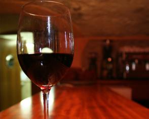Νέα έρευνα εξετάζει τα οφέλη του κόκκινου κρασιού