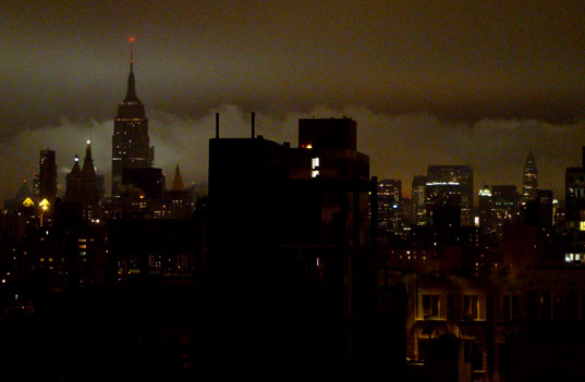 Κάθε βράδυ τα φώτα στη Νέα Υόρκη σβήνουν