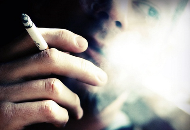 «Πνίγουν» τα παιδιά τους οι γονείς-καπνιστές
