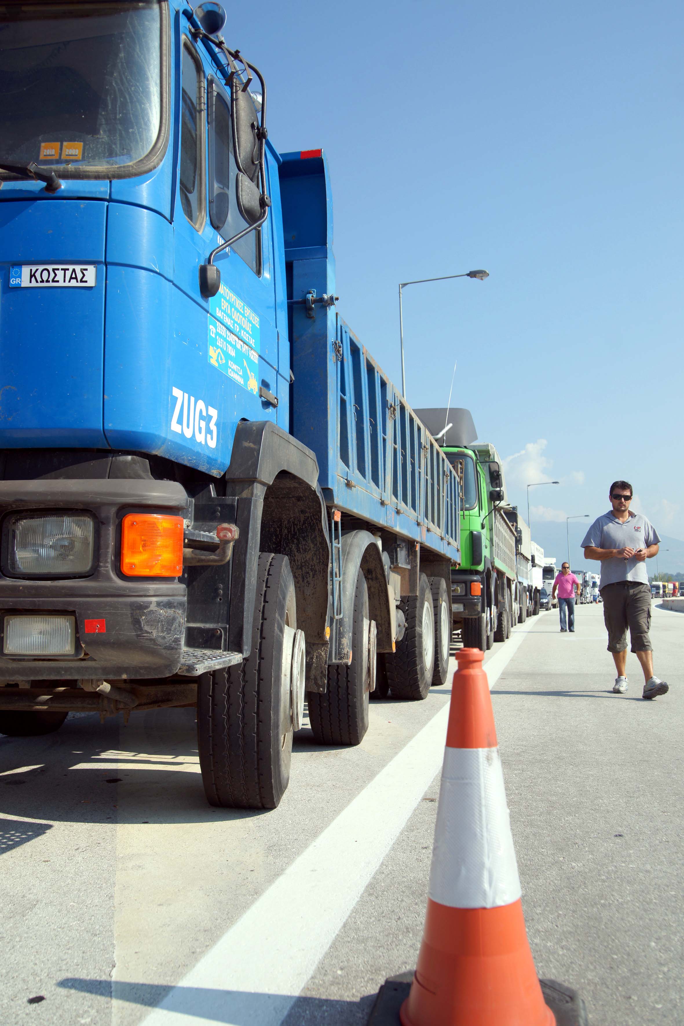 Ακινητοποιημένα φορτηγά και βυτιοφόρα δημόσιας χρήσης