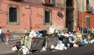 Εκτονώνεται η κρίση με τα σκουπίδια στη Νάπολη