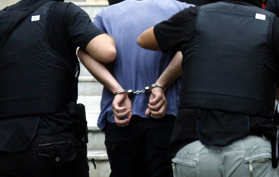 Σύλληψη 44χρονου για κατοχή όπλων και κροτίδων