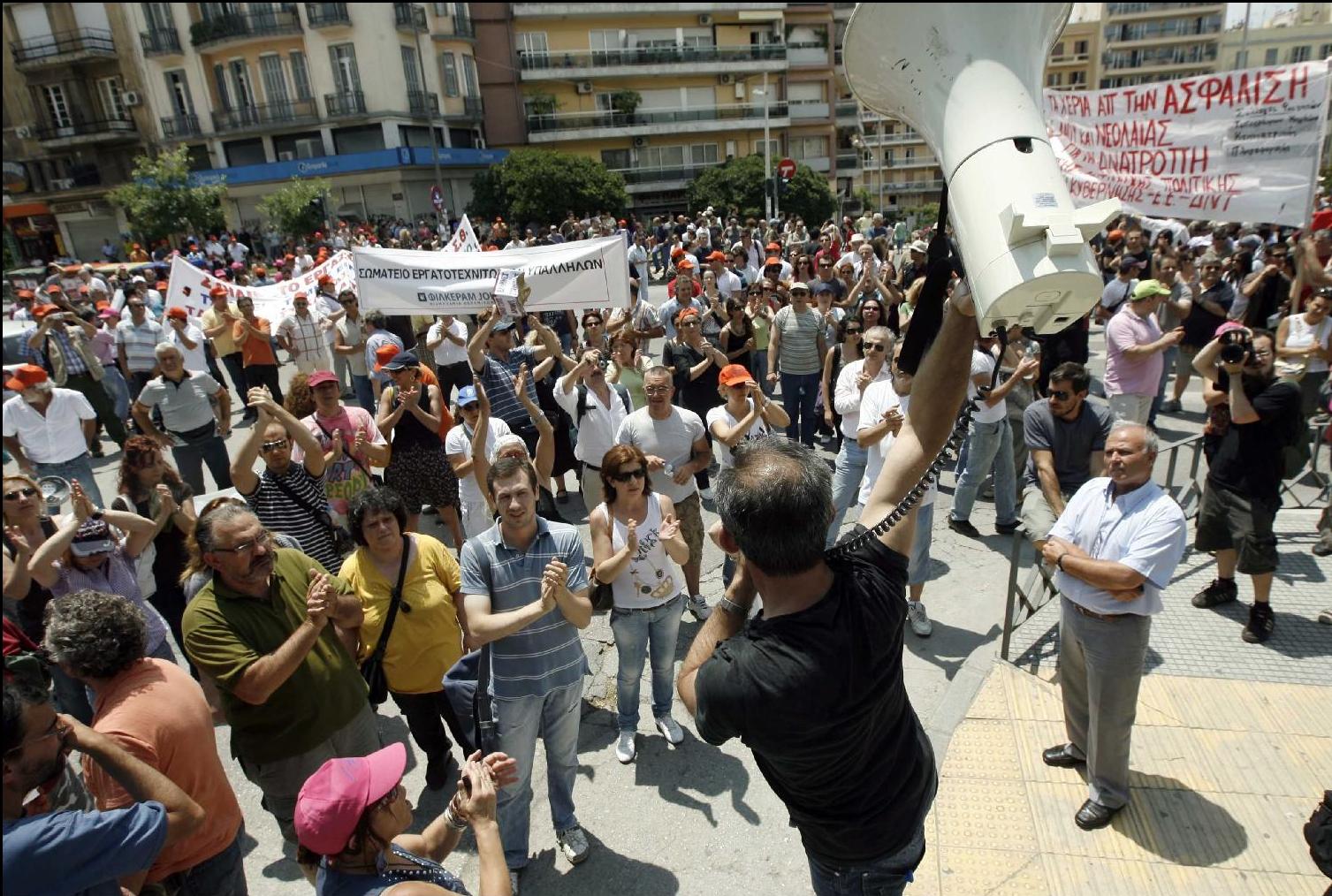 Βγήκαν στους δρόμους για τα ανοιχτά καταστήματα