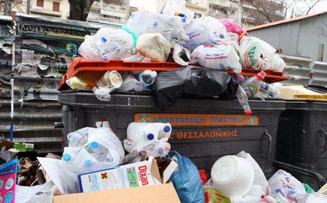«Λόφοι» τα σκουπίδια στη Θεσσαλονίκη