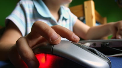 «Απροστάτευτα» σερφάρουν τα παιδιά στο διαδίκτυο