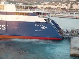 Πρόσκρουση του Blue Star Paros στο λιμάνι της Δονούσας