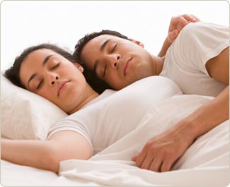 Τα ζευγάρια που είναι αγαπημένα και ευτυχισμένα κάνουν καλύτερο ύπνο