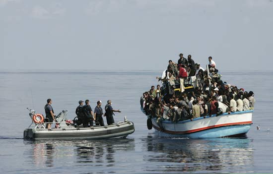 Στοιβαγμένοι σε αλιευτικό… 128 μετανάστες