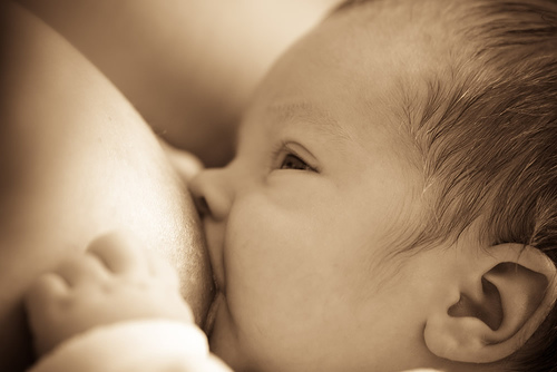 Ο θηλασμός οφελεί τα μωρά