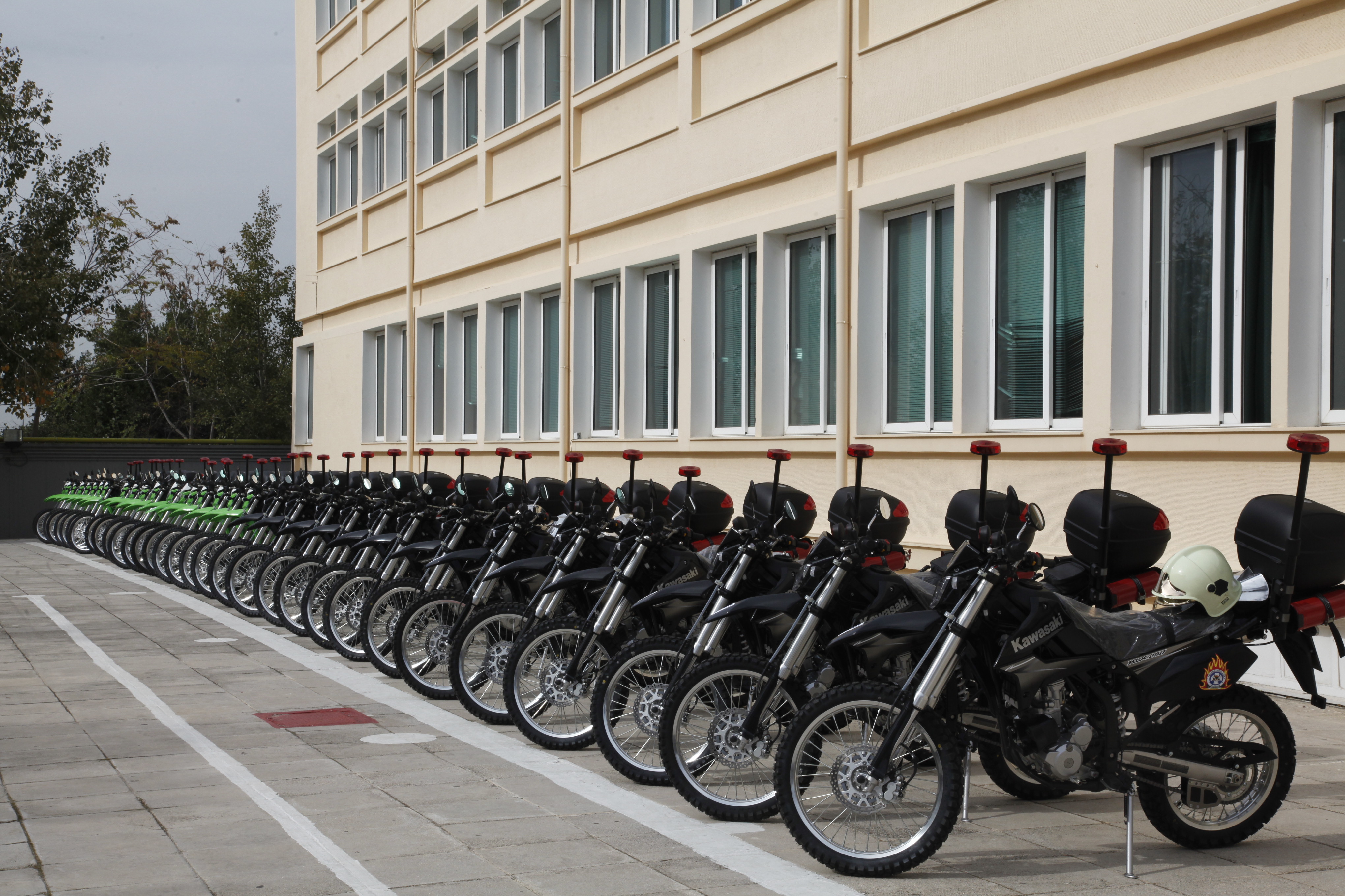 Εφοπλιστές δώρισαν μοτοσικλέτες στο Πυροσβεστικό Σώμα