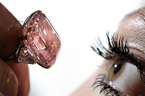 Tιμή ρεκόρ 46 εκατ. δολαρίων «έπιασε» ροζ διαμάντι