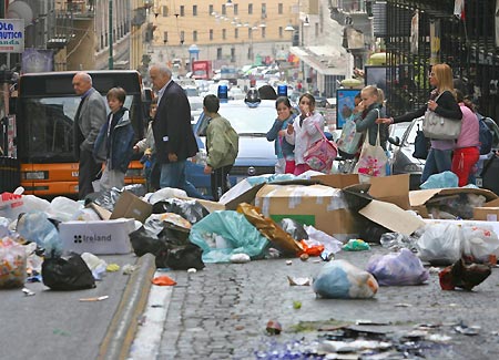 Τόνοι σκουπιδιών «πνίγουν» τη Νάπολη