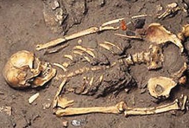 Ανθρώπινος σκελετός έξω από στάβλο