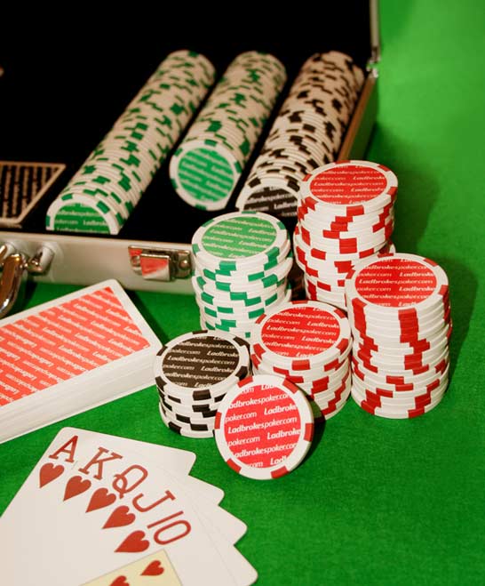 Παρτίδα πόκερ με εγχώριους celebrities