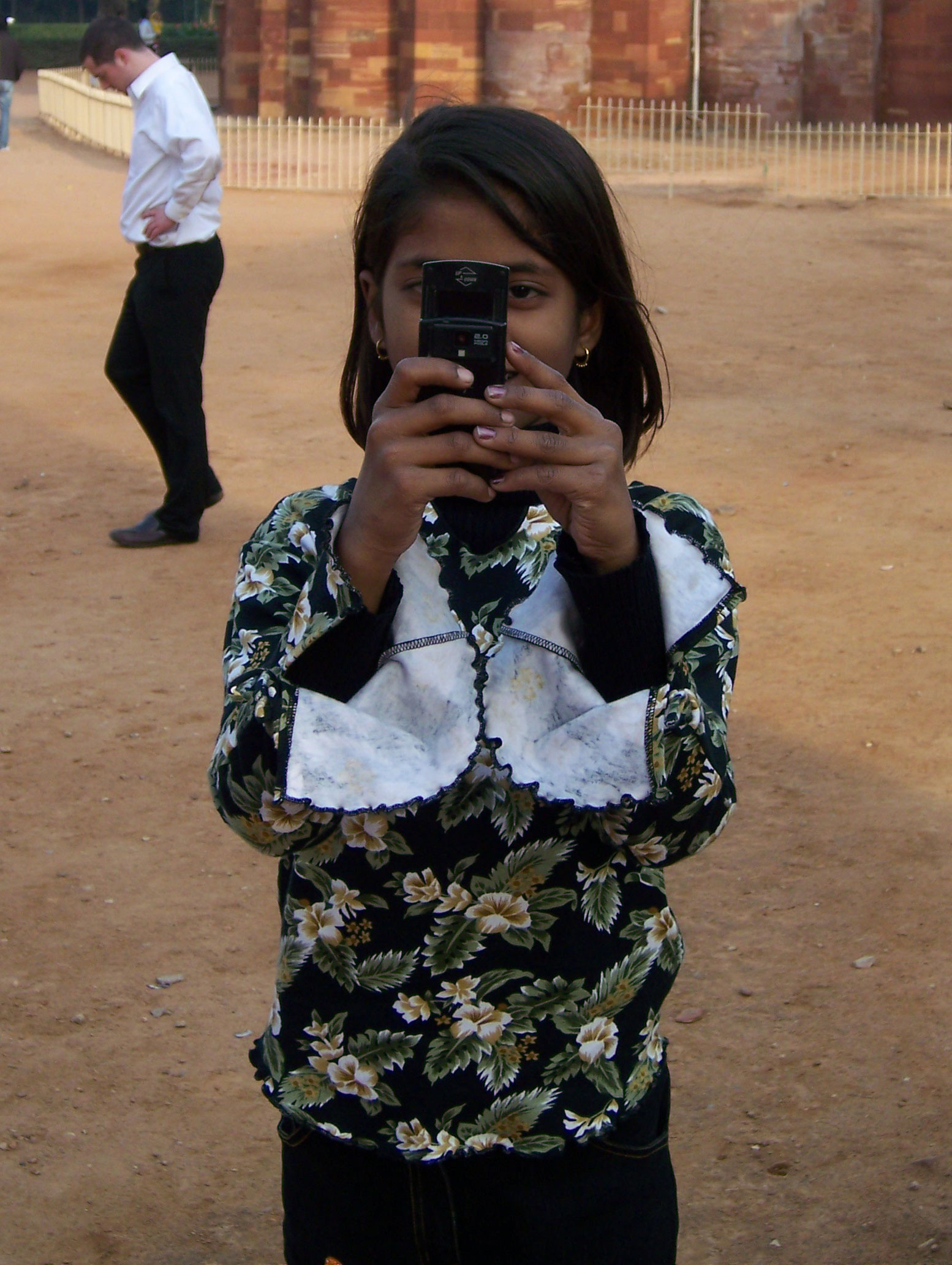 Χωρίς κινητό τα ανύπαντρα κορίτσια στην Ινδία