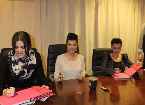 Οι αδερφές Kardashian υπογράφουν τη&#8230; βιογραφία τους