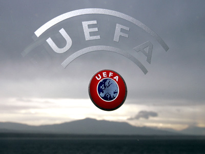 Θα συνεχίσει να χρησιμοποιεί πέντε διαιτητές UEFA