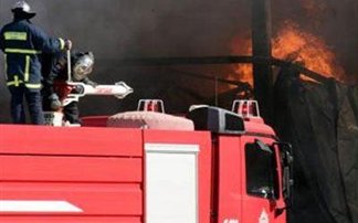 Μεγάλη φωτιά σε εργοστάσιο χρωμάτων στη Βάρης-Κορωπίου